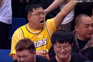 AG体育官方网站-回主场抢五！客场观战的广厦球迷赛后激动地流下了泪水