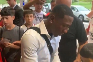 AG官方网站-意媒：埃斯图皮尼安已选择米兰2号球衣，过去他从未穿过这个号码