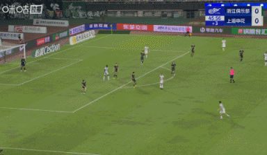 AG体育官网-错失良机，阿苏埃上半场尾声阶段近距离推射，皮球被挡偏出立柱