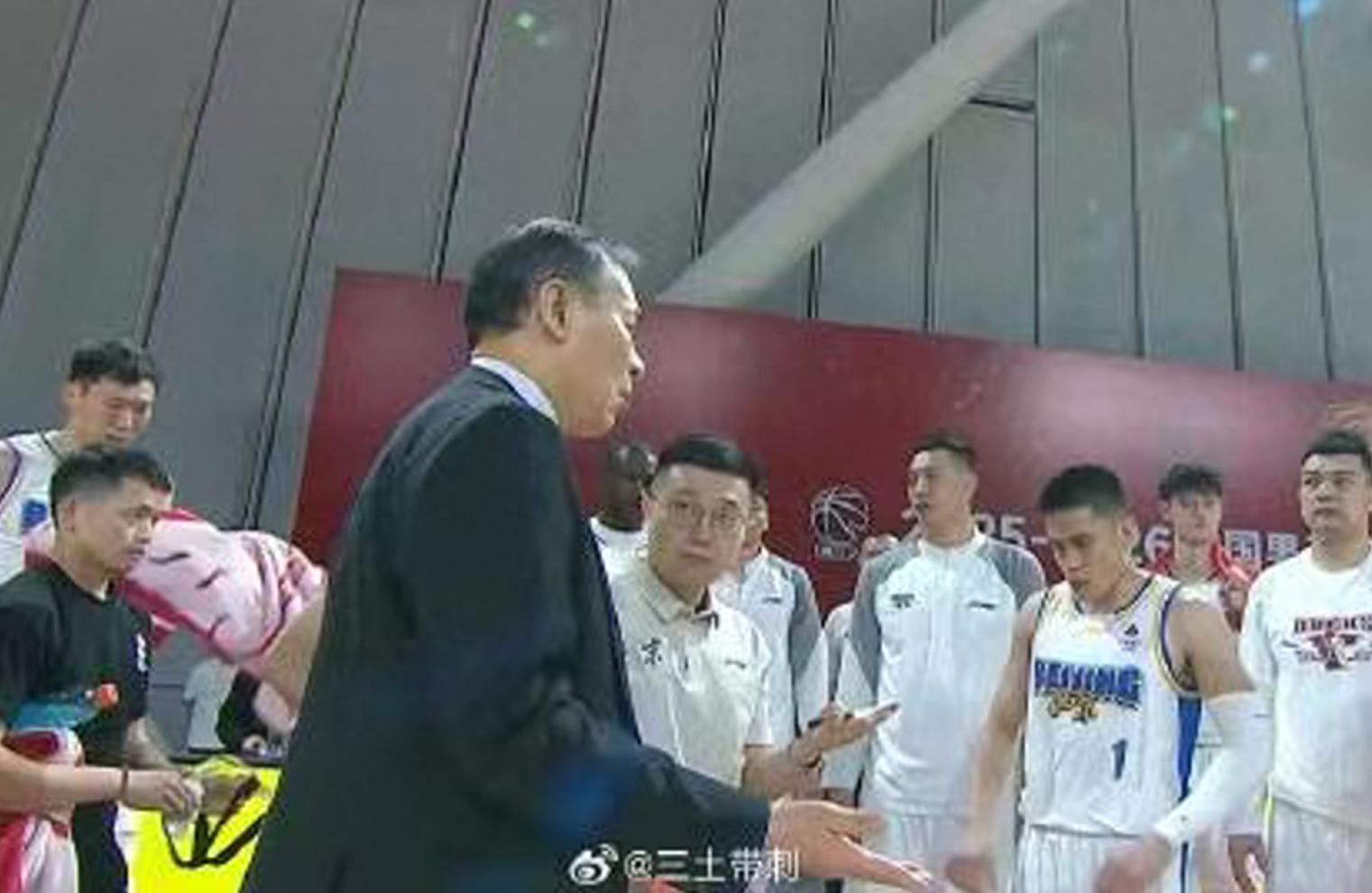 AG体育-破案了！许利民痛斥球员耍大牌，指的是谁？许导忍不住点出姓名